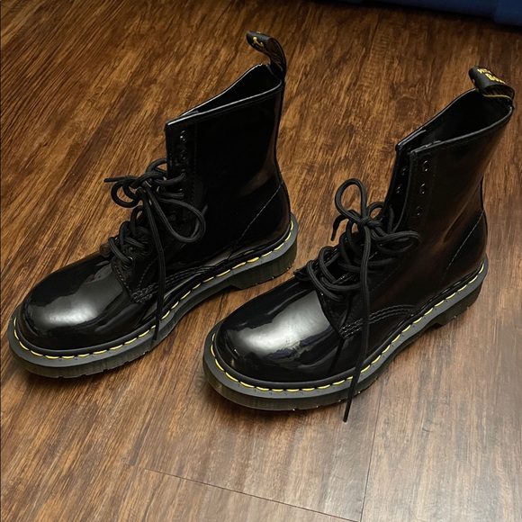 NEW Dr. Martens Docs Black Patent Leather unisex Boots Ladies 6 - Picture 2 of 15